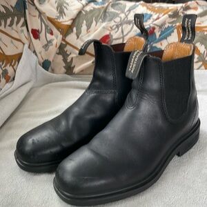 Blundstones Aussie size 4 black chisel toe